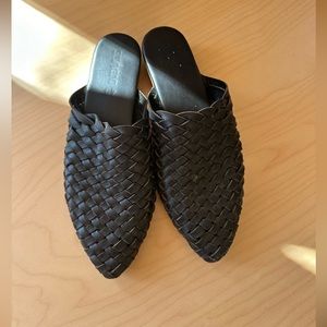 ST. Agni black mules